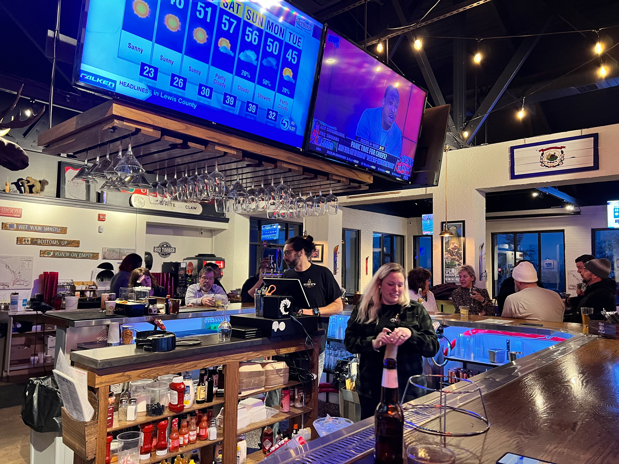 Tuque's Bar and Grill